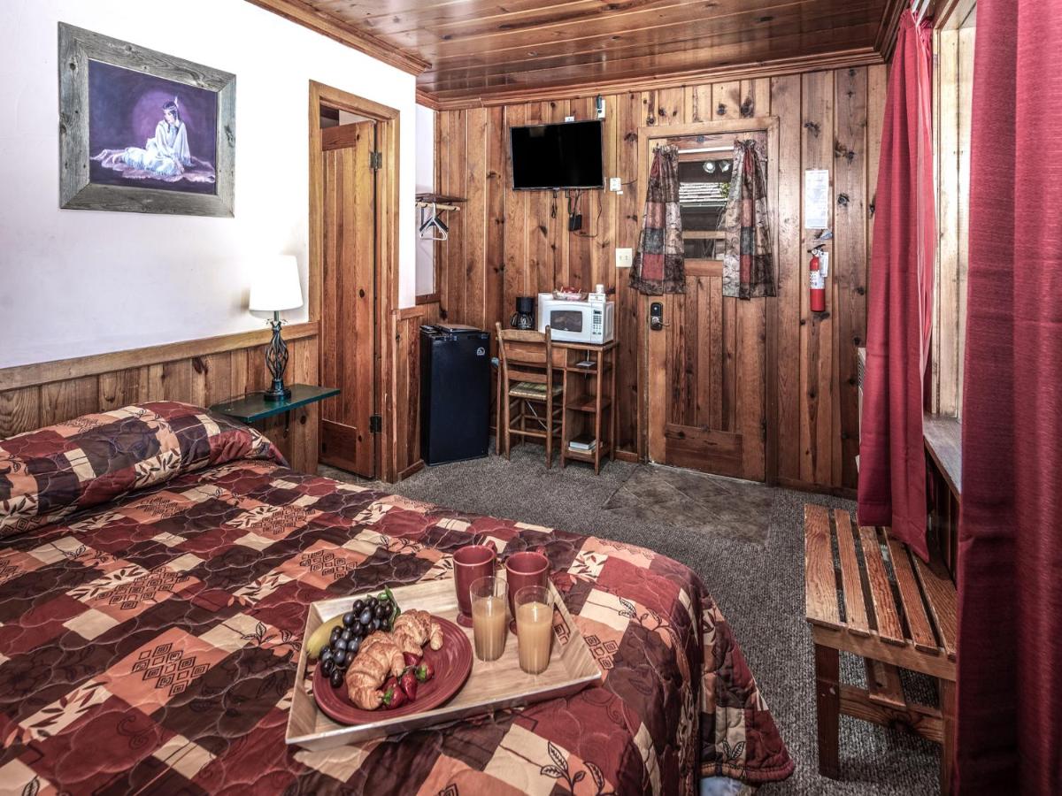 | Apache Village Cabinette 13, Queen Bed, Midtown, Sleeps 2