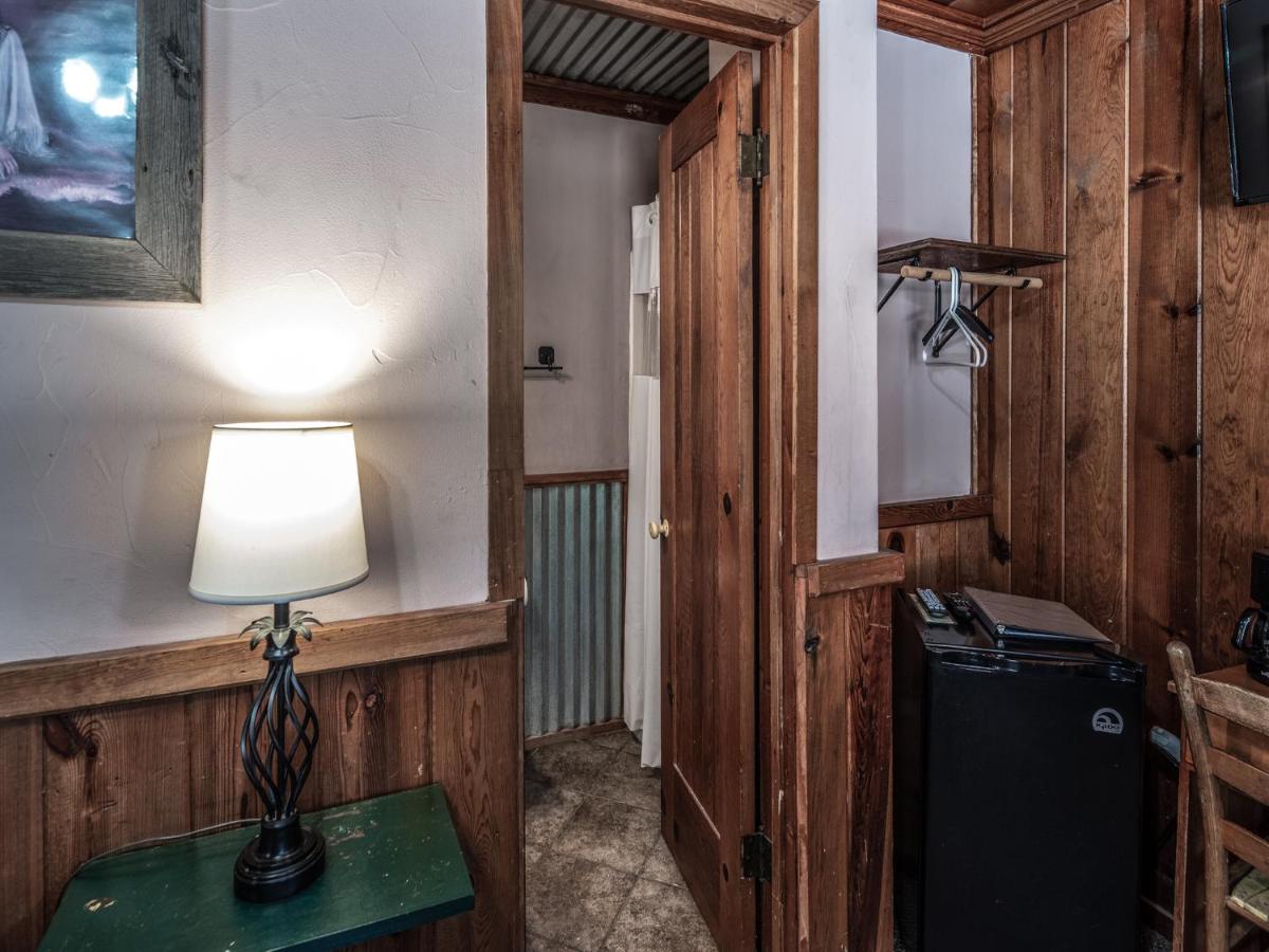| Apache Village Cabinette 13, Queen Bed, Midtown, Sleeps 2