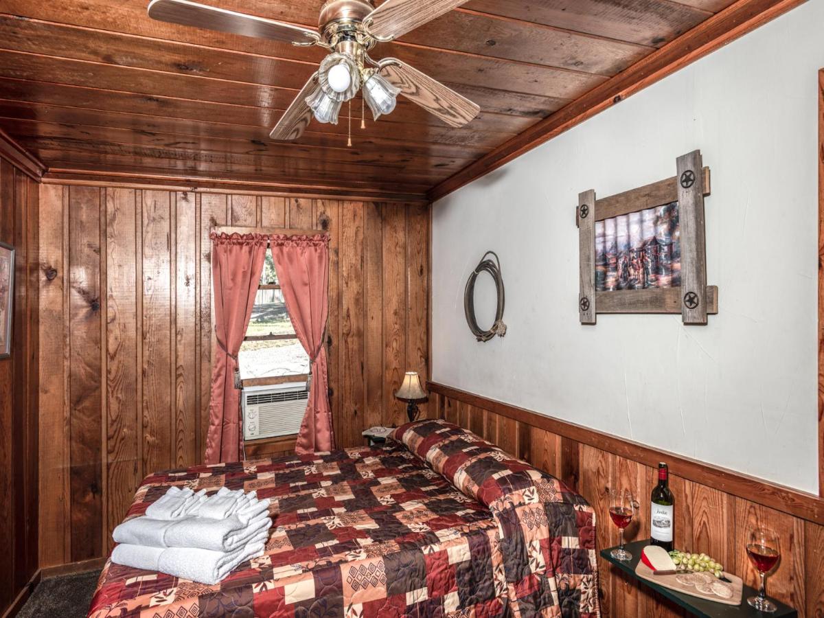 | Apache Village Cabinette 15, Queen Bed, Midtown, Sleeps 2