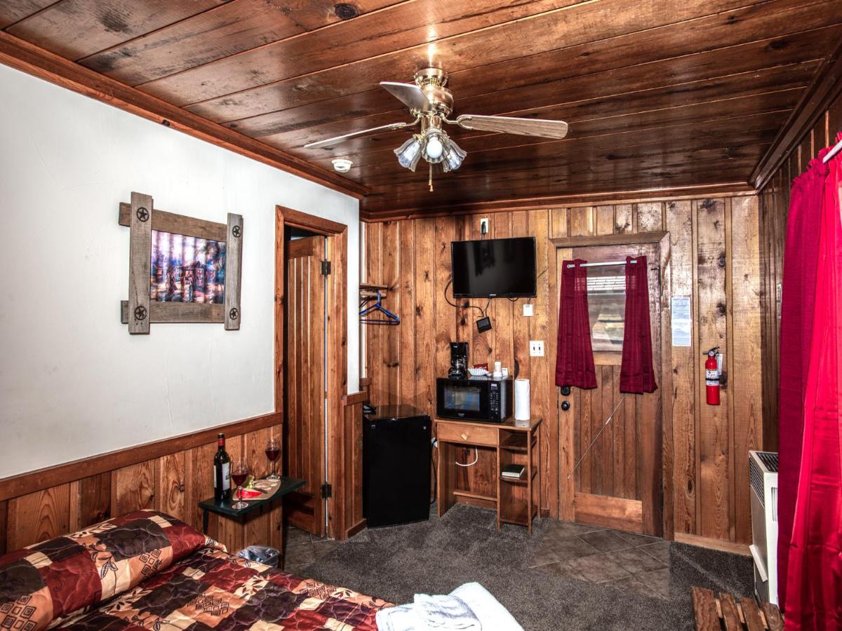 | Apache Village Cabinette 15, Queen Bed, Midtown, Sleeps 2