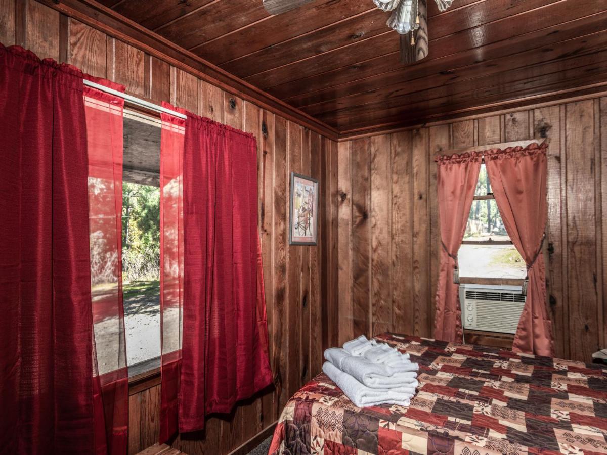 | Apache Village Cabinette 15, Queen Bed, Midtown, Sleeps 2