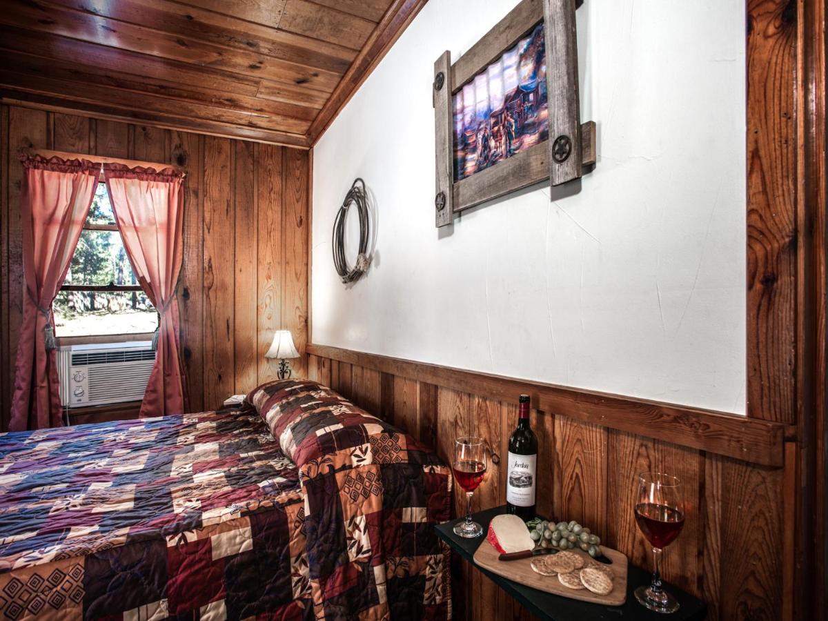 | Apache Village Cabinette 15, Queen Bed, Midtown, Sleeps 2