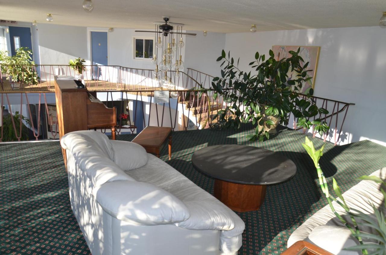 | Red Carpet Inn & Suites Ebensburg