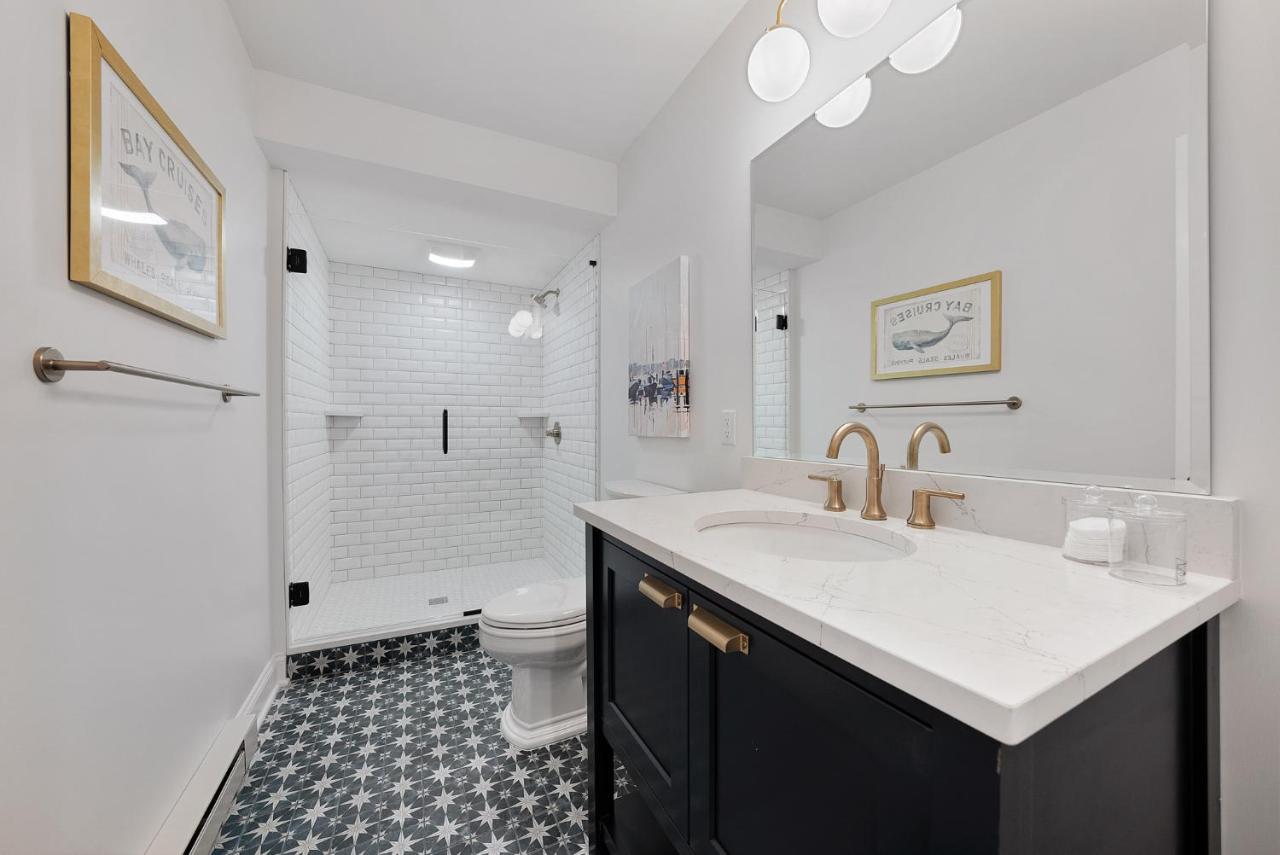 | Beautiful Condo Steps from Shoreline Park - A
