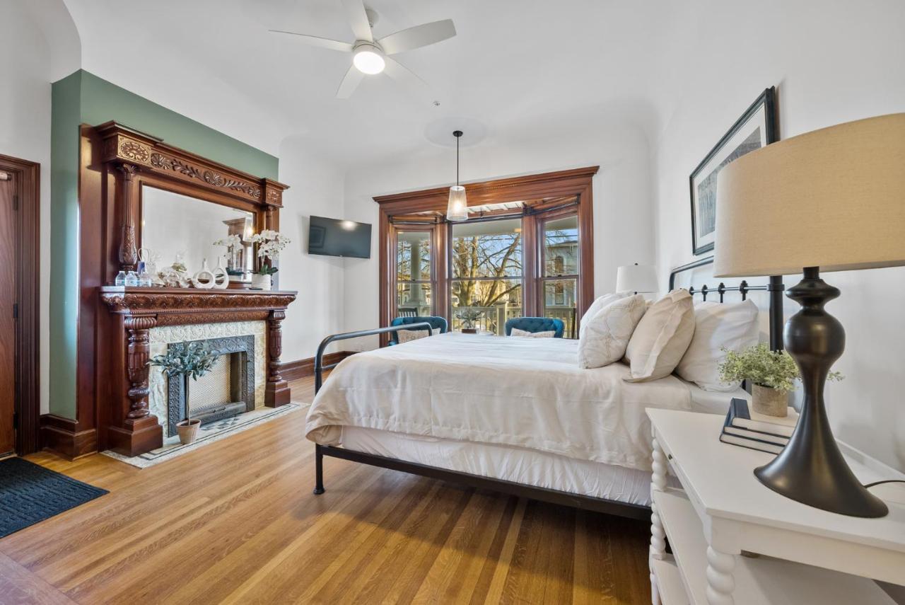 | Beautiful Condo 2 Bedroom Condo Close to Battery Park Marina - C D