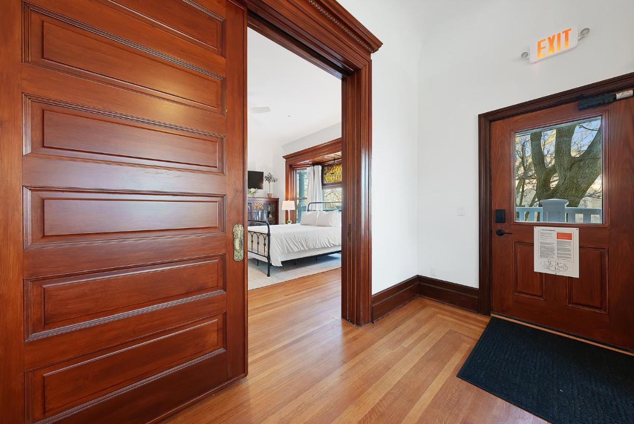 | Beautiful Condo 2 Bedroom Condo Close to Battery Park Marina - C D