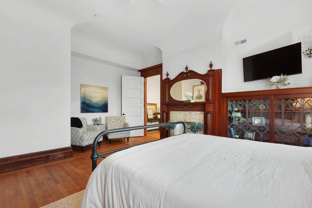 | Beautiful Condo 2 Bedroom Condo Close to Battery Park Marina - C D