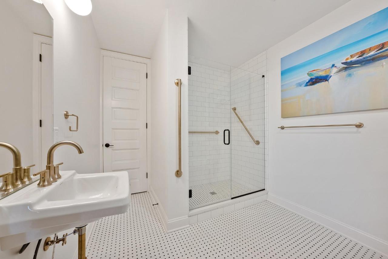 | Beautiful Condo 2 Bedroom Condo Close to Battery Park Marina - C D