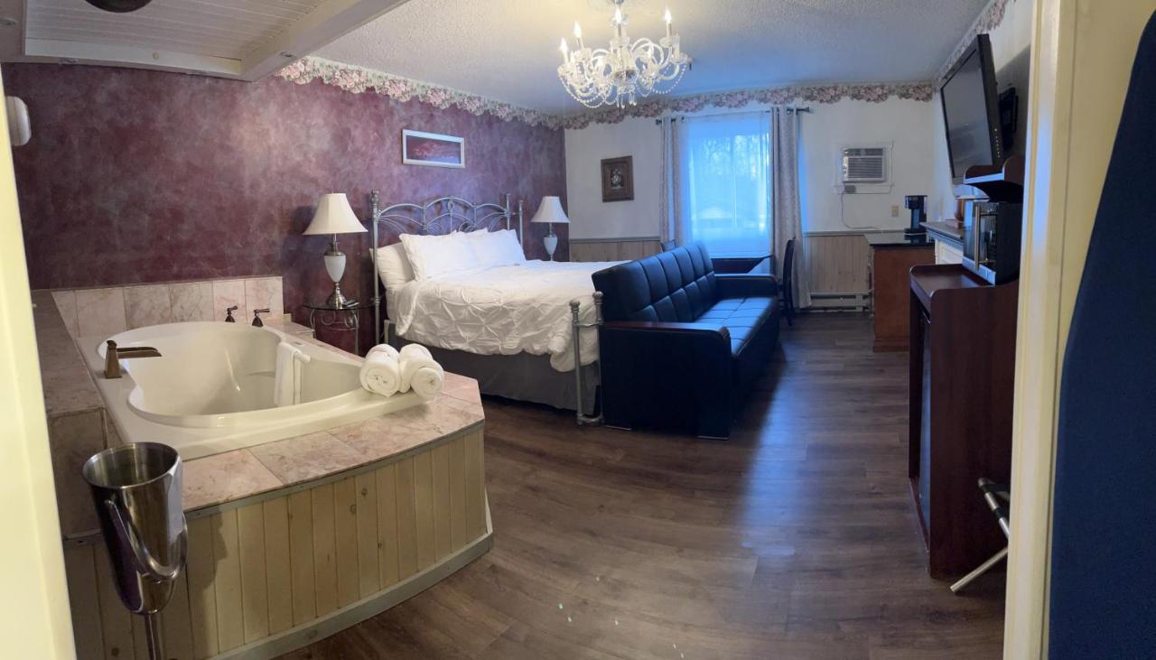 King Suite with Spa Bath at Vacationland Inn & Suites