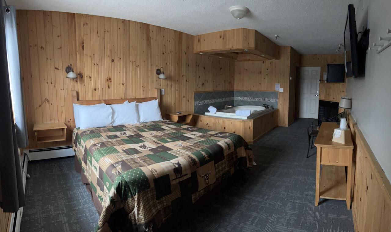 King Suite with Spa Bath at Vacationland Inn & Suites