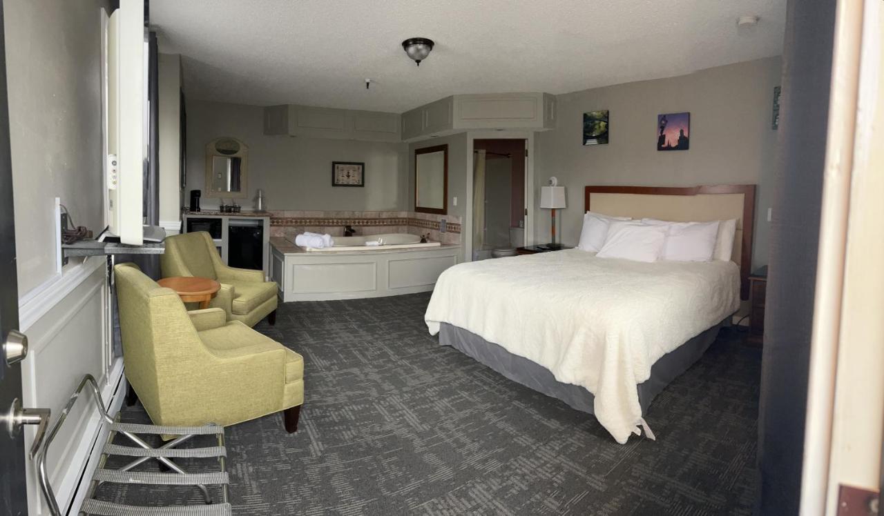 King Suite with Spa Bath at Vacationland Inn & Suites