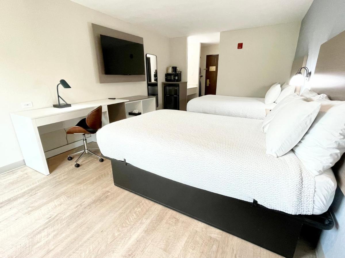 Double Room with Two Double Beds - Non-Smoking at Days Inn by Wyndham Arlington