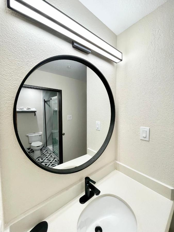King Room - Non-Smoking at Days Inn by Wyndham Arlington