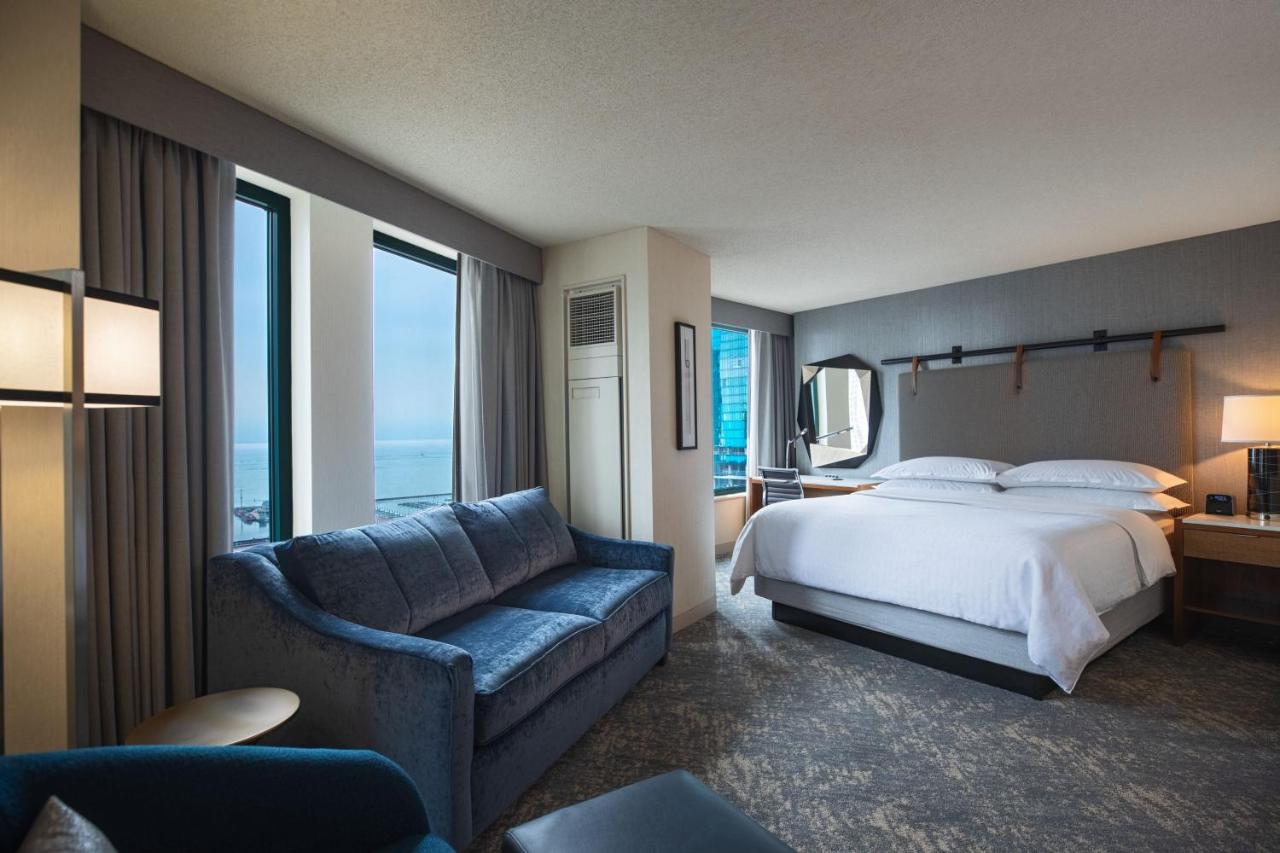 Guest Room, 1 King at Sheraton Grand Chicago Riverwalk