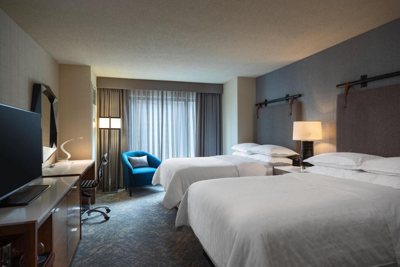 Deluxe Double Room with River View at Sheraton Grand Chicago Riverwalk