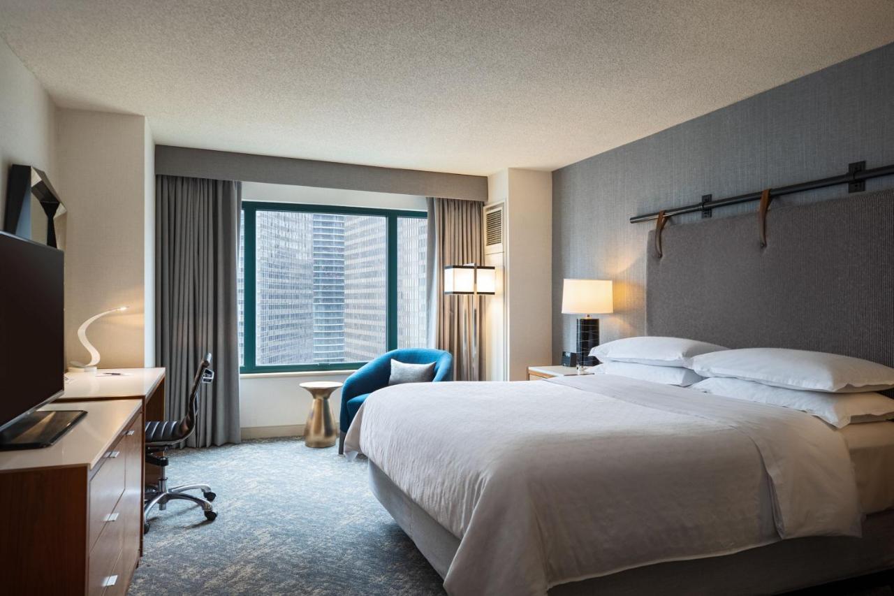 Deluxe King Room with River View at Sheraton Grand Chicago Riverwalk