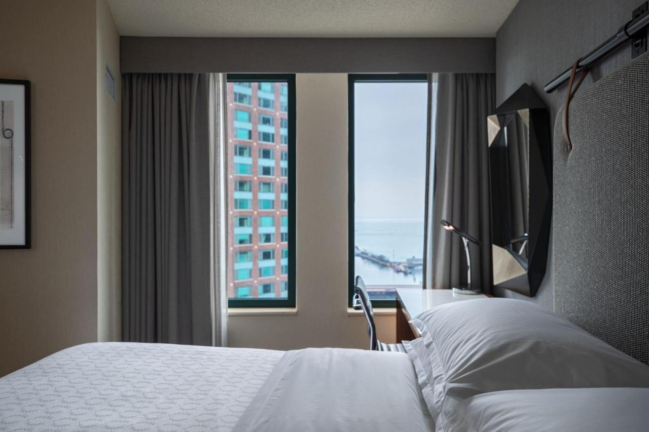 Guest Room, 1 King at Sheraton Grand Chicago Riverwalk
