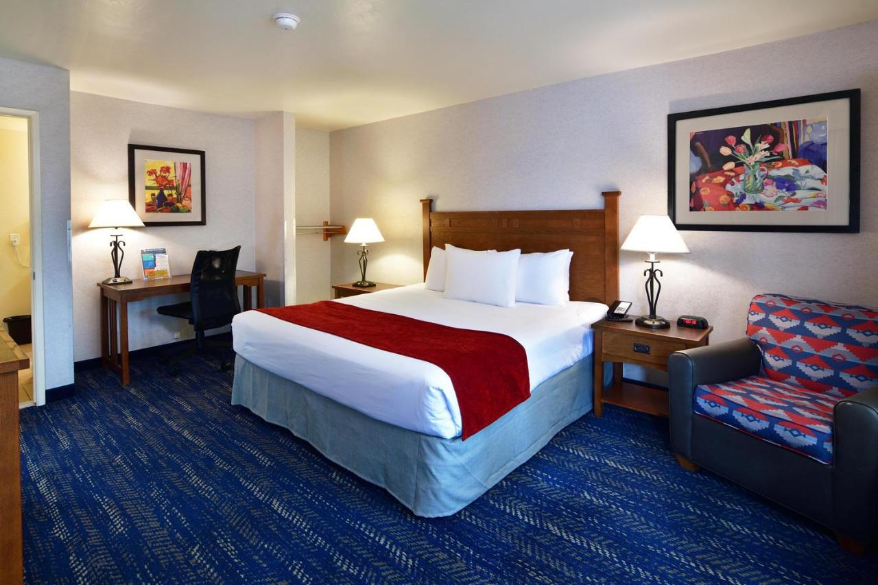 King Room with Mobility Accessible Tub at Lamplighter Inn & Suites at SDSU