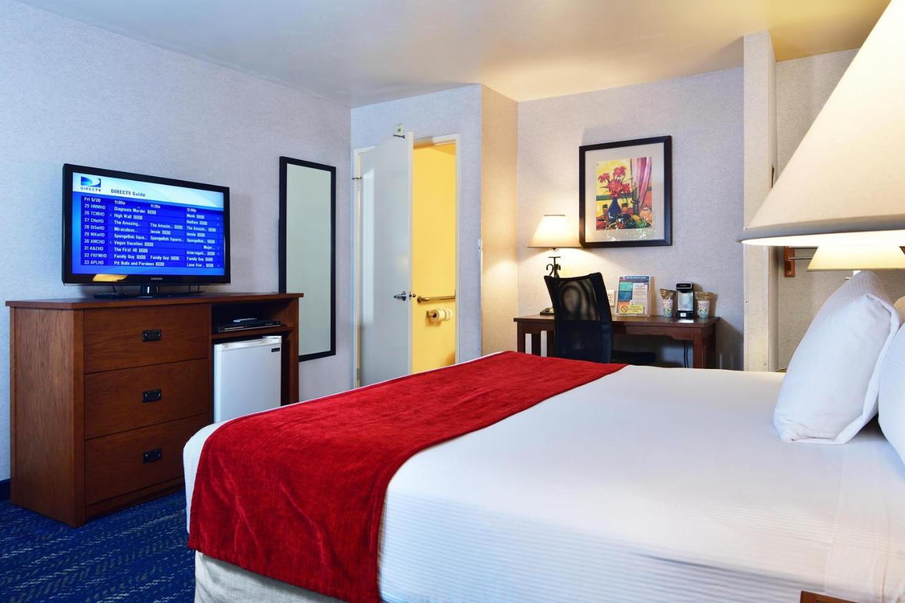 King Room with Mobility Accessible Tub at Lamplighter Inn & Suites at SDSU