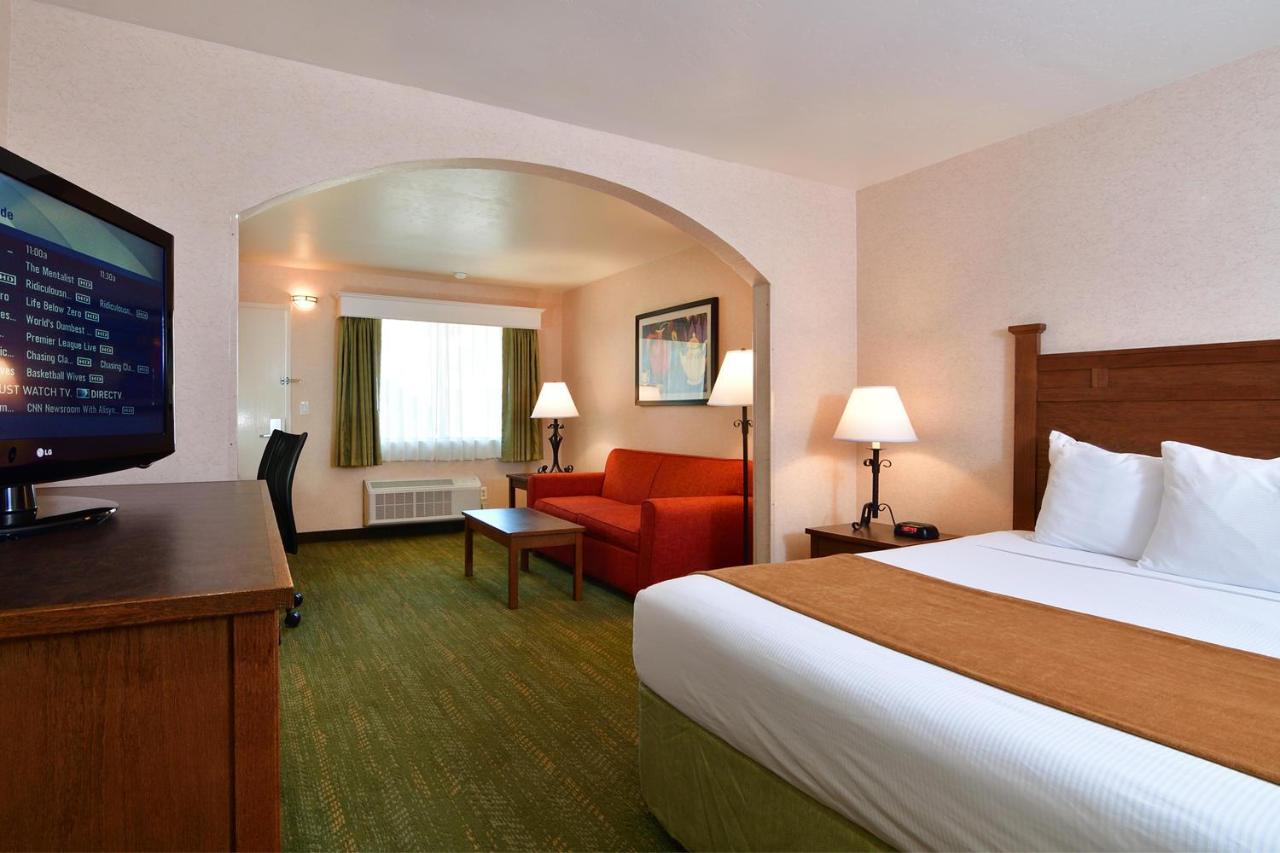 Large King Room - Non-Smoking at Lamplighter Inn & Suites at SDSU
