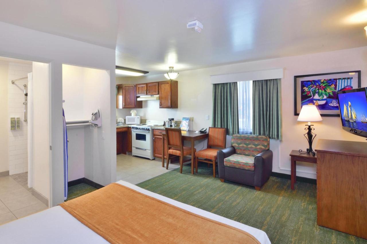 Queen Room with Roll-In Shower - Disability Access at Lamplighter Inn & Suites at SDSU