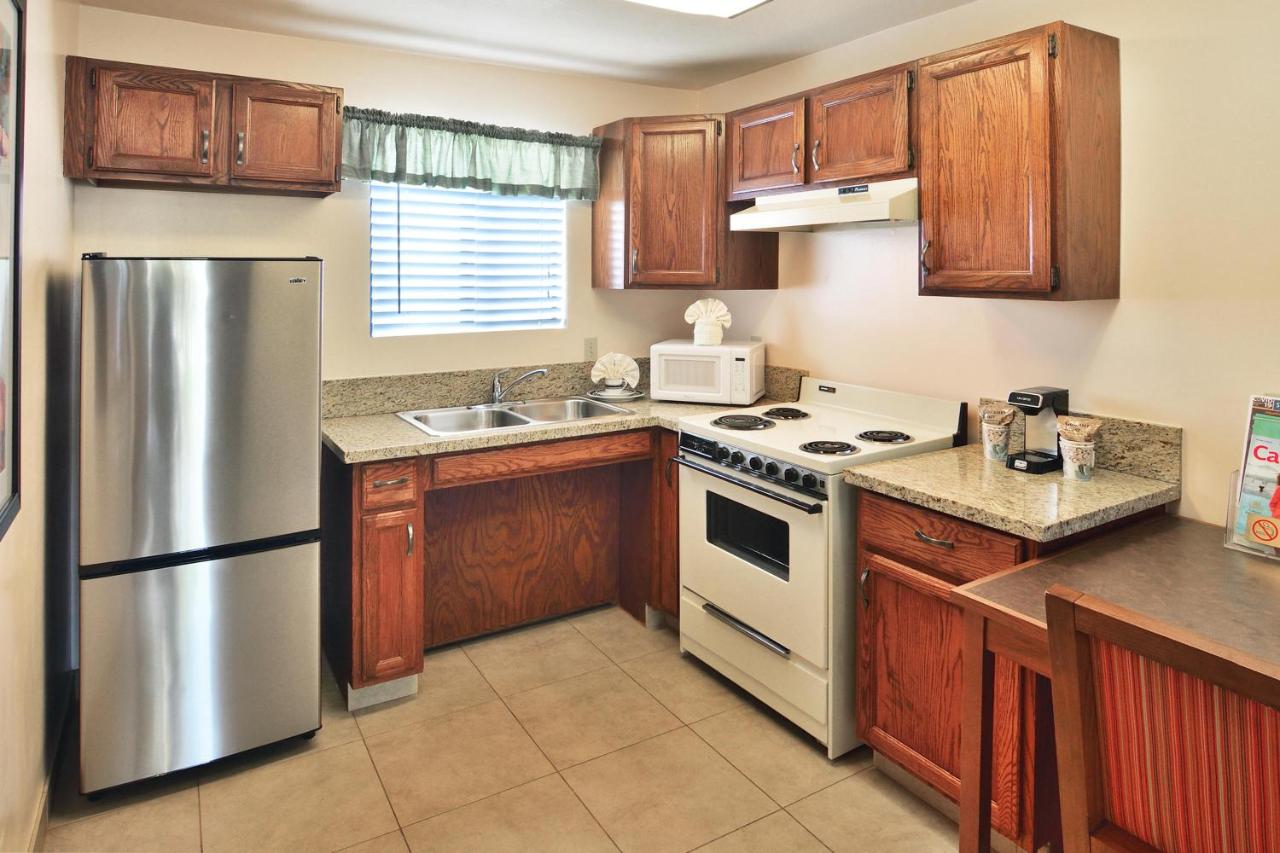 Queen Room with Roll-In Shower - Disability Access at Lamplighter Inn & Suites at SDSU