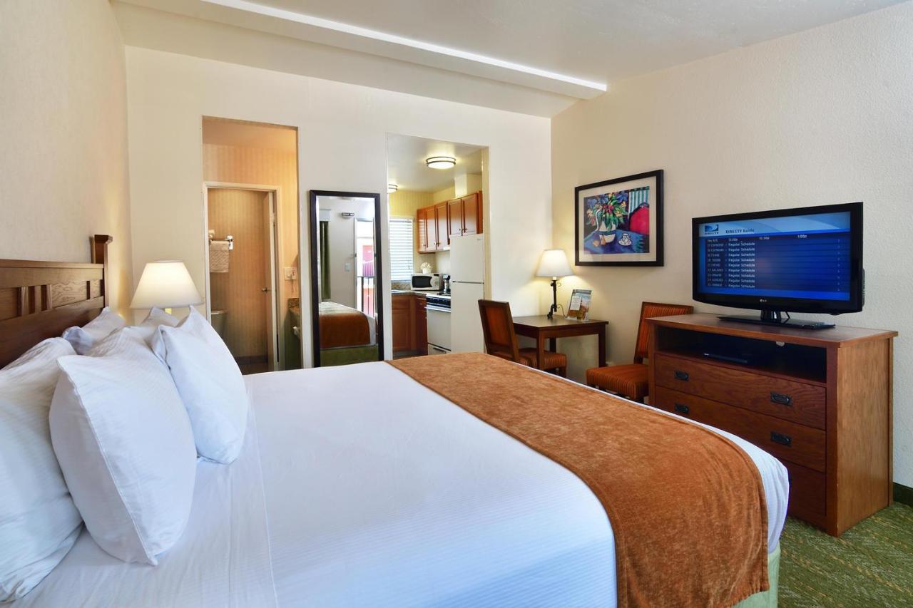 King Room with Kitchen - Non-Smoking at Lamplighter Inn & Suites at SDSU