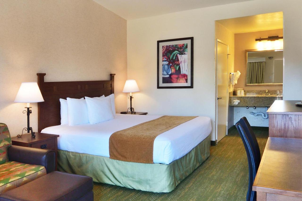 King Room - Non-Smoking at Lamplighter Inn & Suites at SDSU