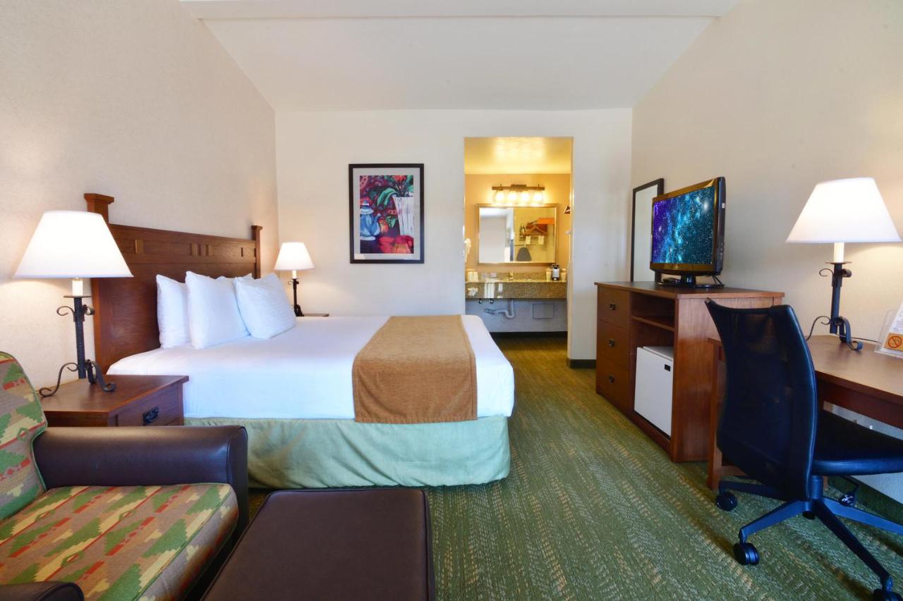 King Room - Non-Smoking at Lamplighter Inn & Suites at SDSU