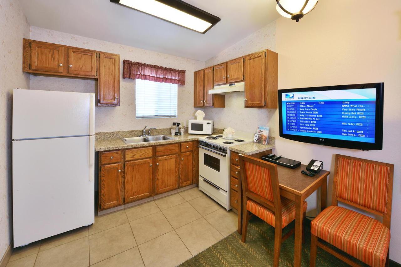 Queen Room with Kitchen - Non-Smoking at Lamplighter Inn & Suites at SDSU