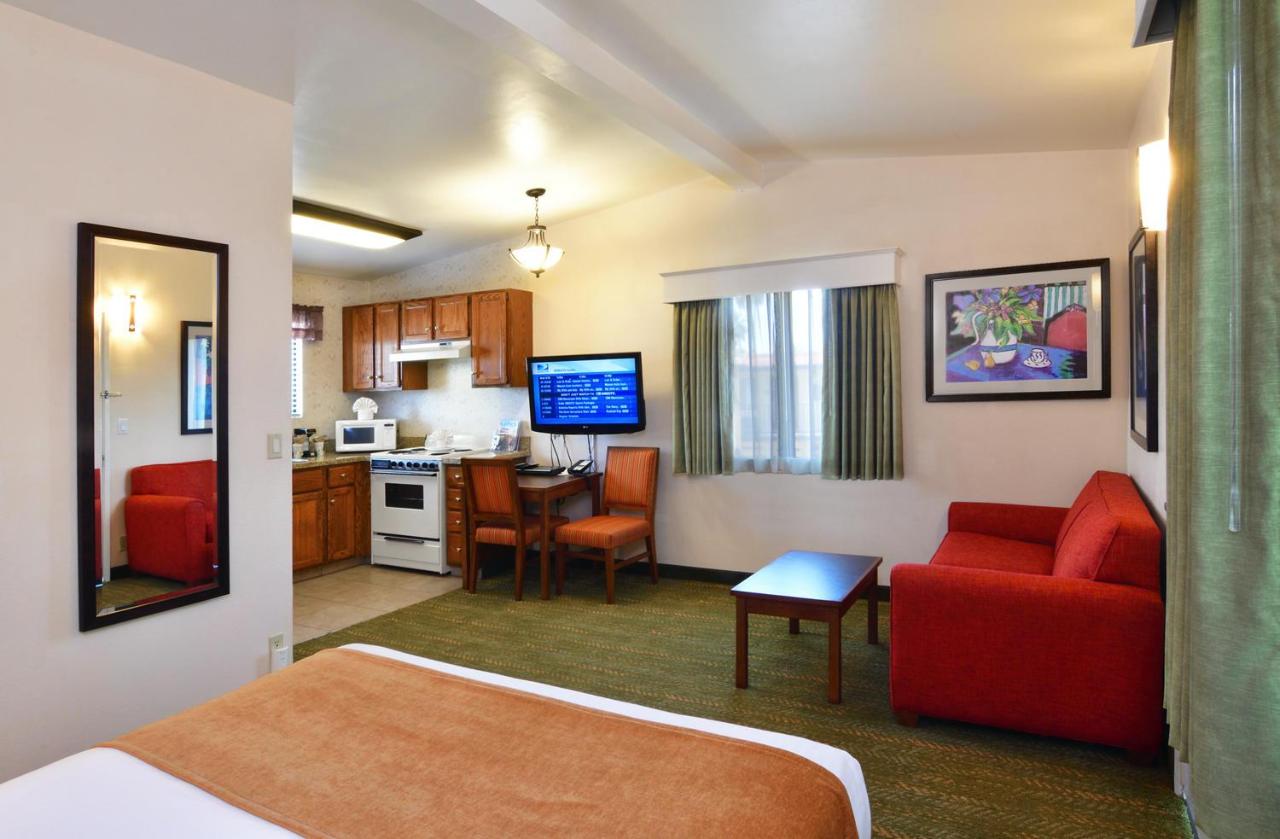 Queen Room with Kitchen - Non-Smoking at Lamplighter Inn & Suites at SDSU