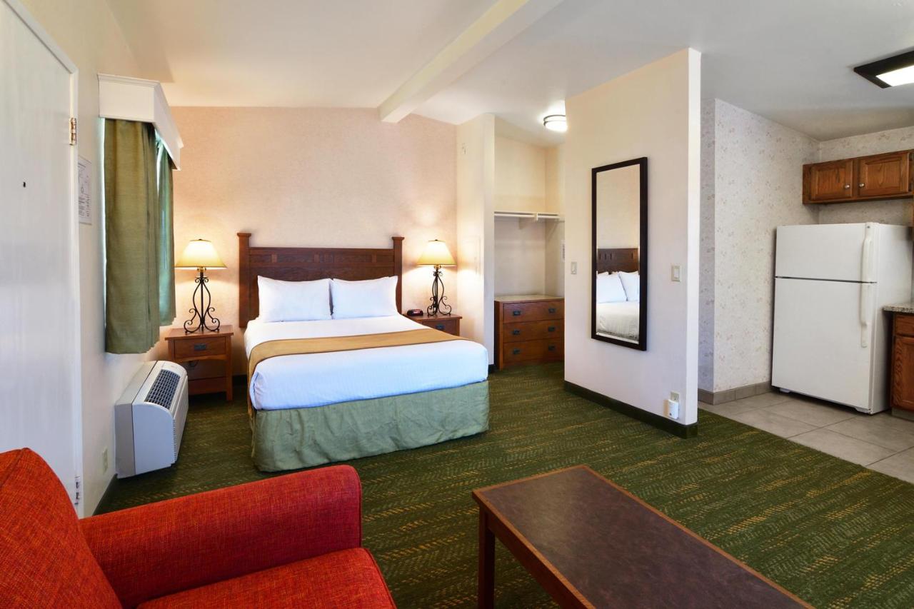 Queen Room with Kitchen - Non-Smoking at Lamplighter Inn & Suites at SDSU