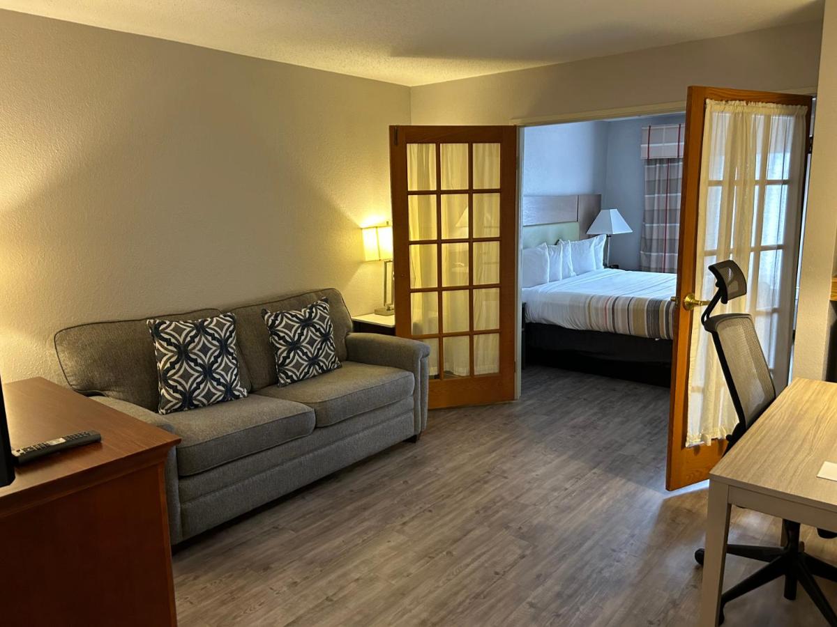 King Suite - Non-Smoking at Country Inn & Suites by Radisson, Grand Rapids Airport, MI