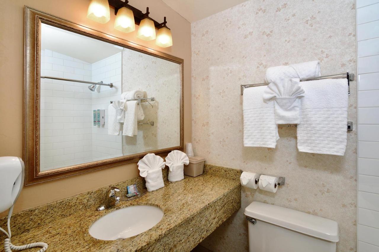 Queen Room with Kitchen - Non-Smoking at Lamplighter Inn & Suites at SDSU
