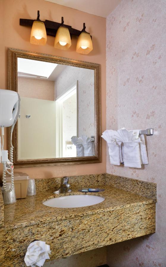 King Room with Kitchen - Non-Smoking at Lamplighter Inn & Suites at SDSU