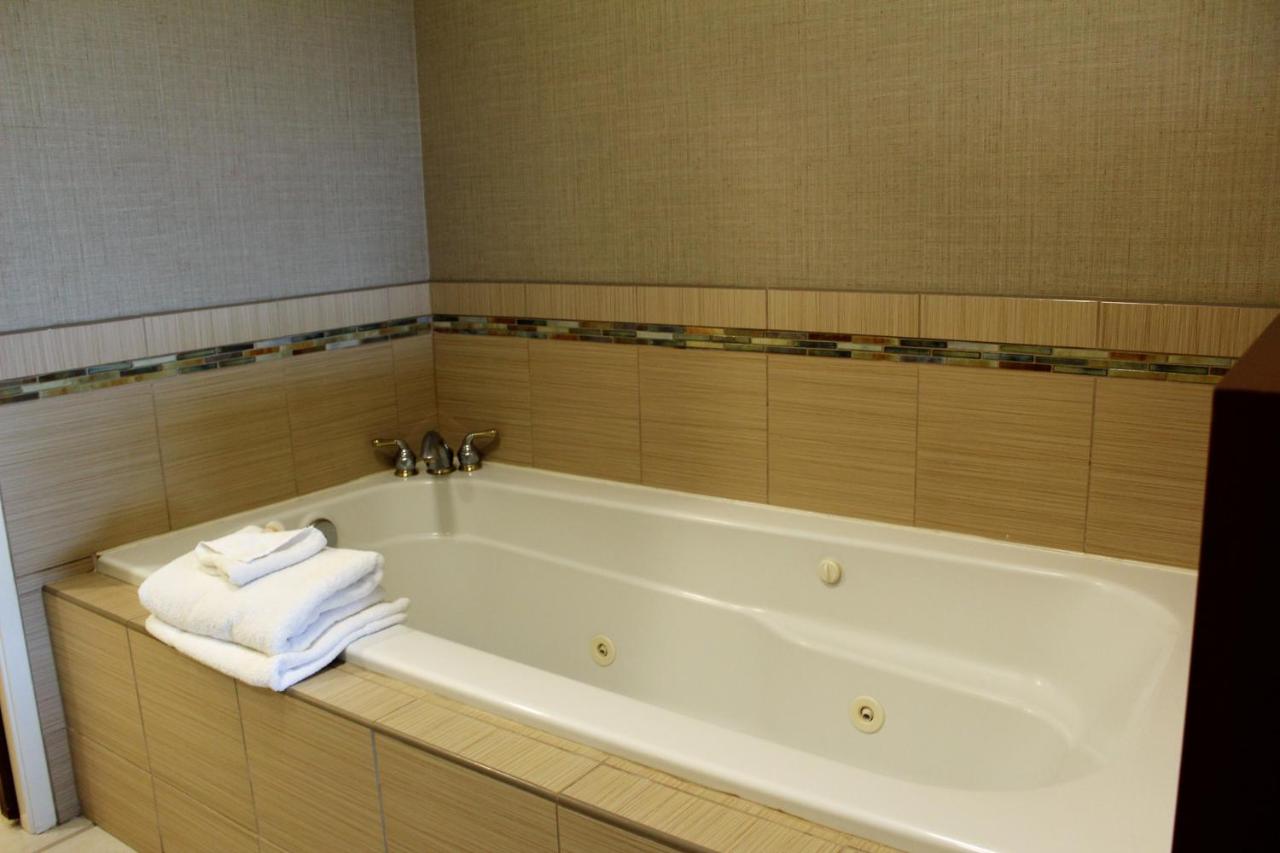 Premier King Suite with Spa - Non-Smoking at Medallion Inn & Suites