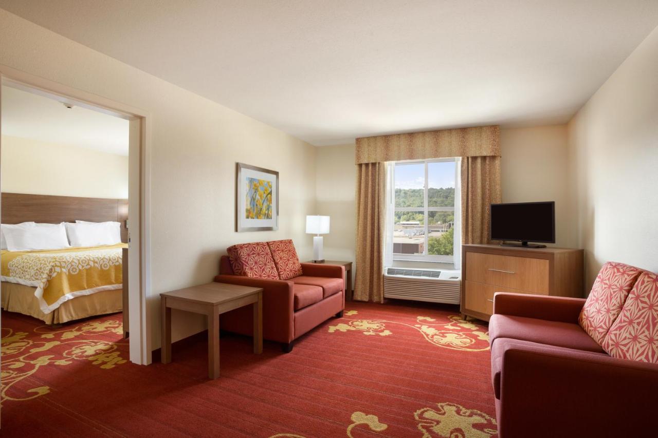 One-Bedroom King Suite - Accessible/Non-Smoking at Days Inn & Suites by Wyndham Caldwell