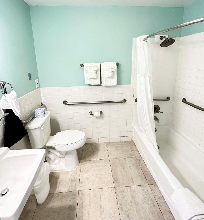 Deluxe King Room at Westwinds Inn
