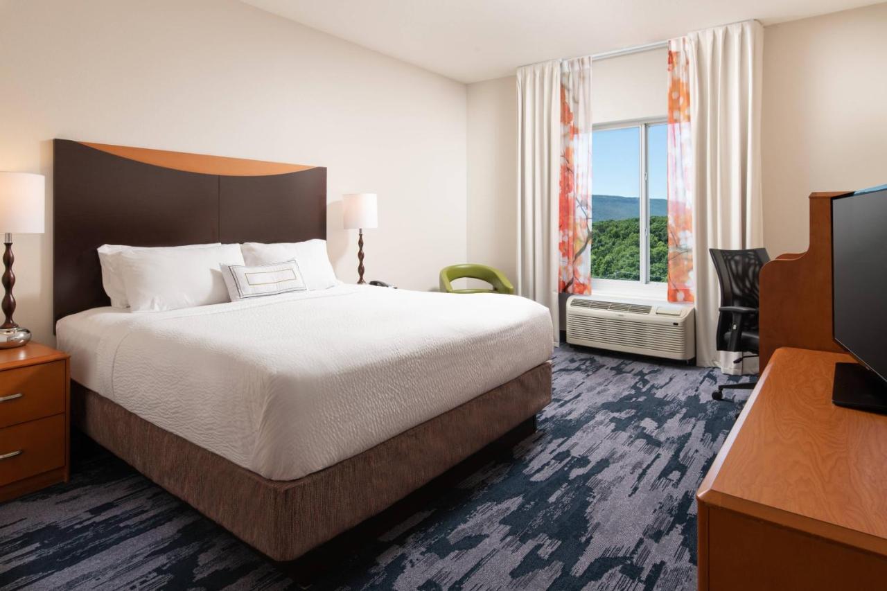 King Room at Fairfield Inn & Suites Chattanooga I-24/Lookout Mountain