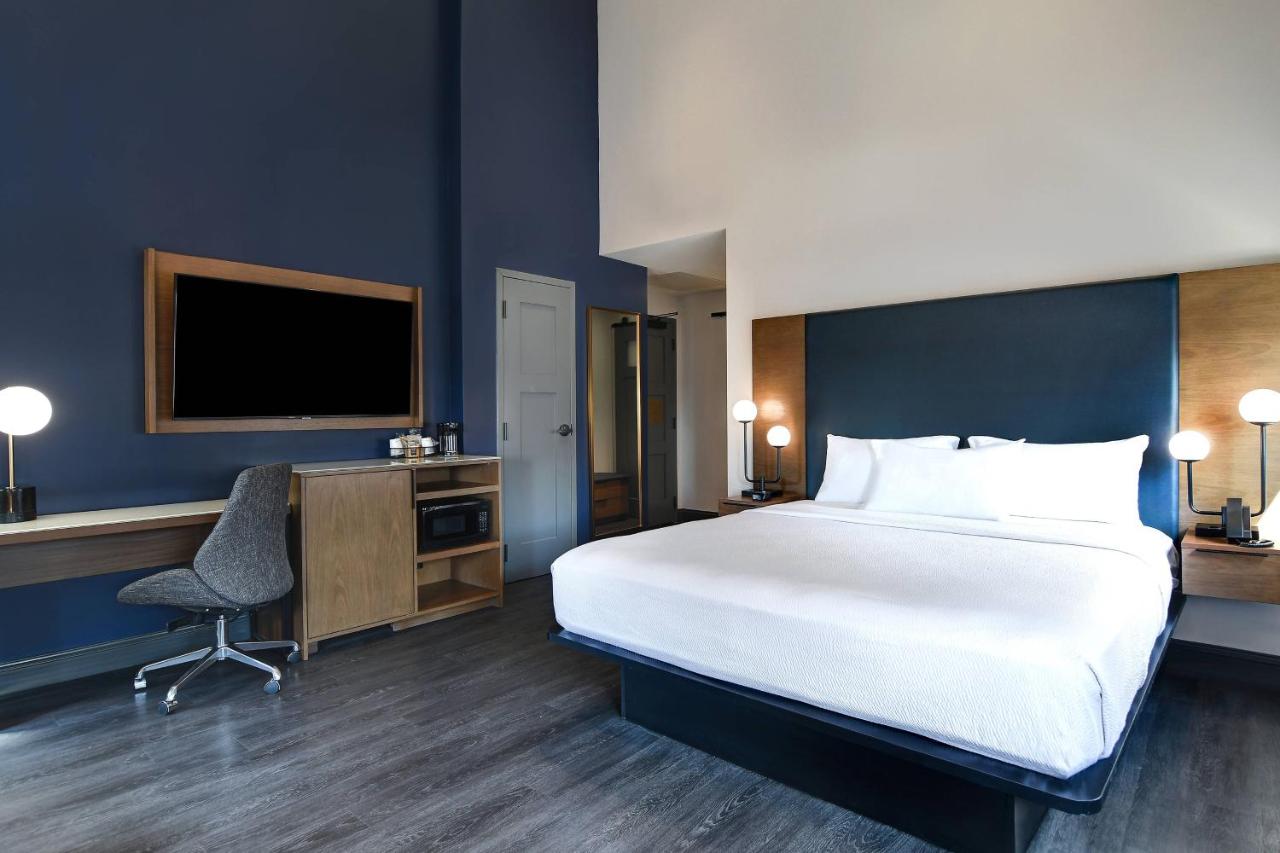 Guest room with 1 King, Sofa bed, City view at Courtyard by Marriott Cincinnati Downtown