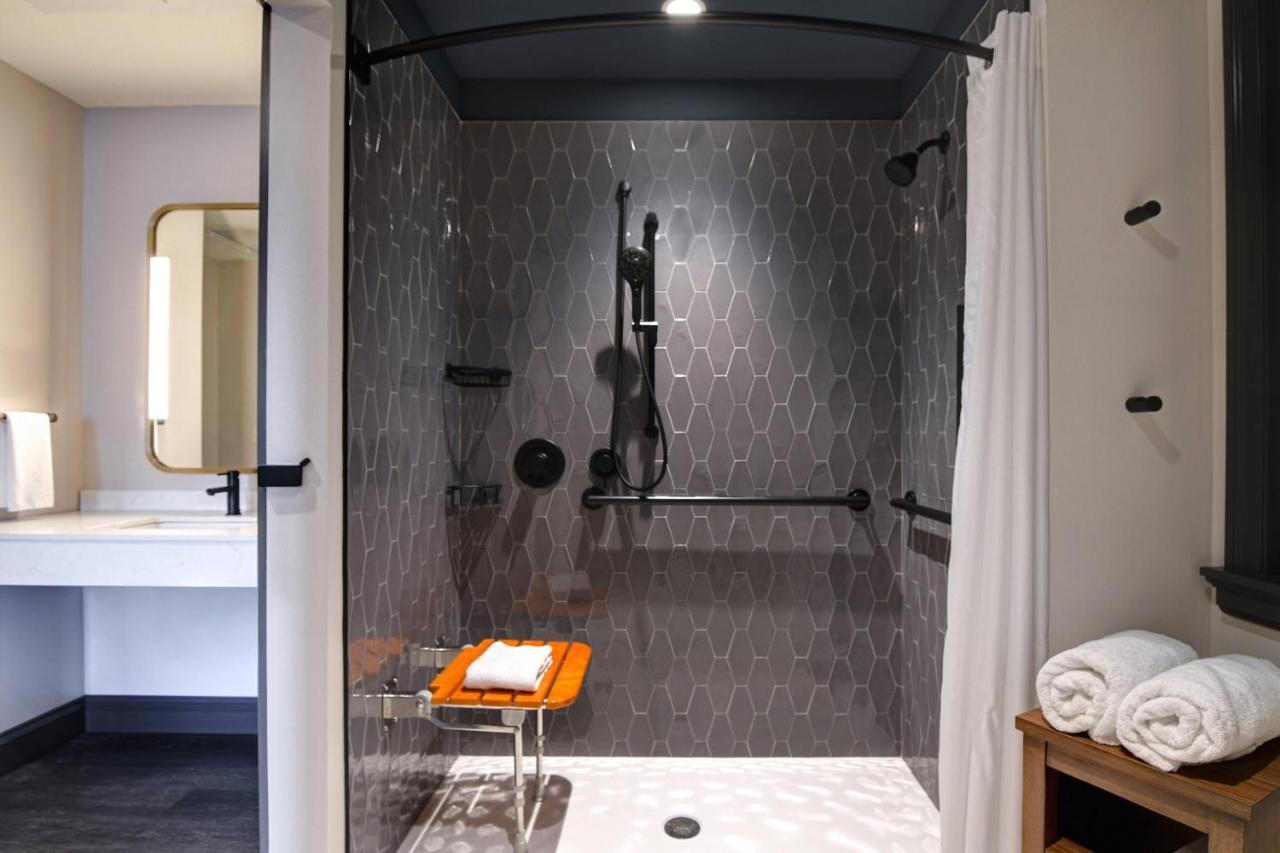 King Room with City View - Hearing Accessible at Courtyard by Marriott Cincinnati Downtown