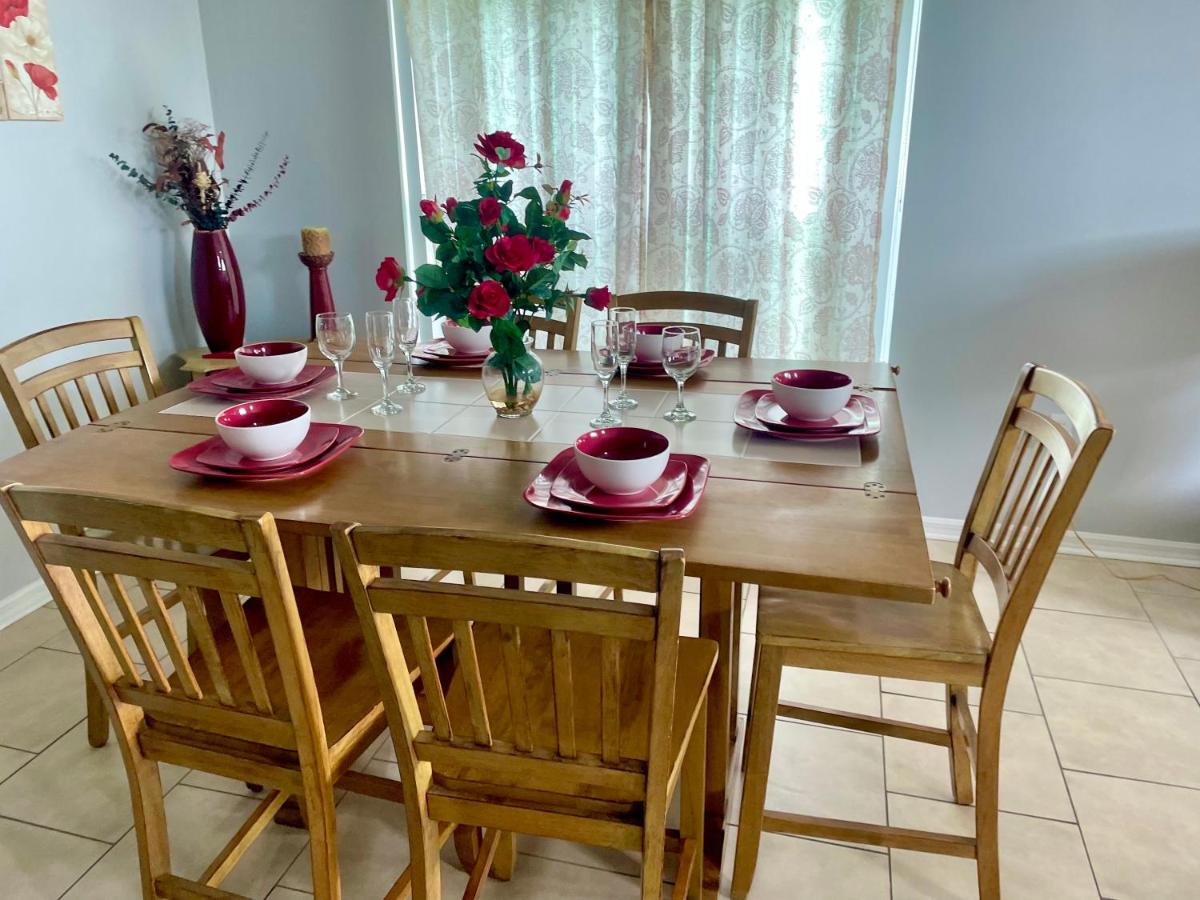 | Fabulous 4 Bedrooms Villa 3 Bath with Private Pool 15 Min to Disney