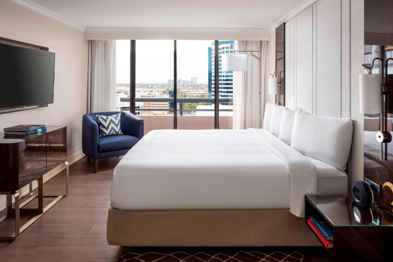 Executive Suite, Suite, 1 King, Sofa bed, High floor at Irvine Marriott