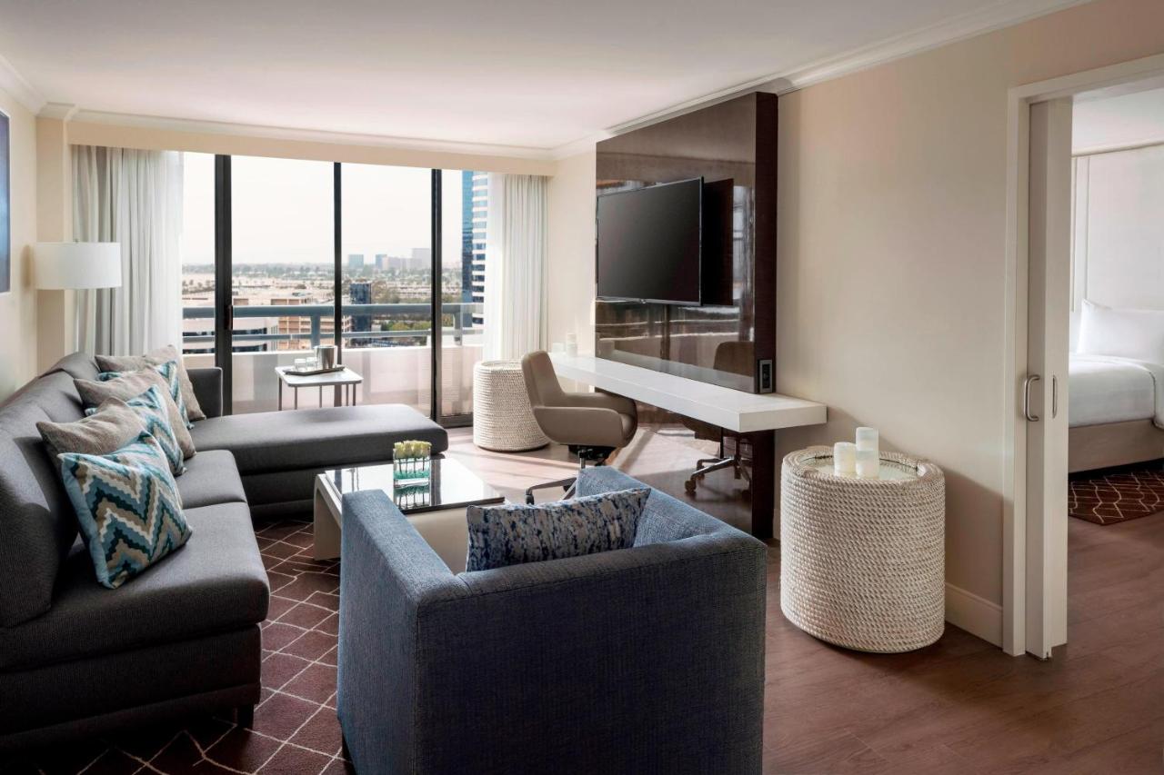 Executive Suite, Suite, 1 King, Sofa bed, High floor at Irvine Marriott