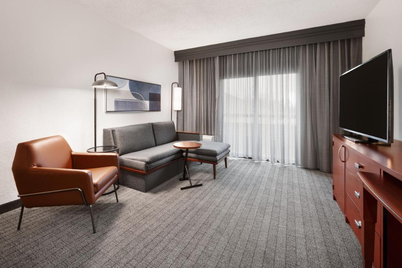 King Suite with Courtyard View at Courtyard by Marriott Memphis Airport
