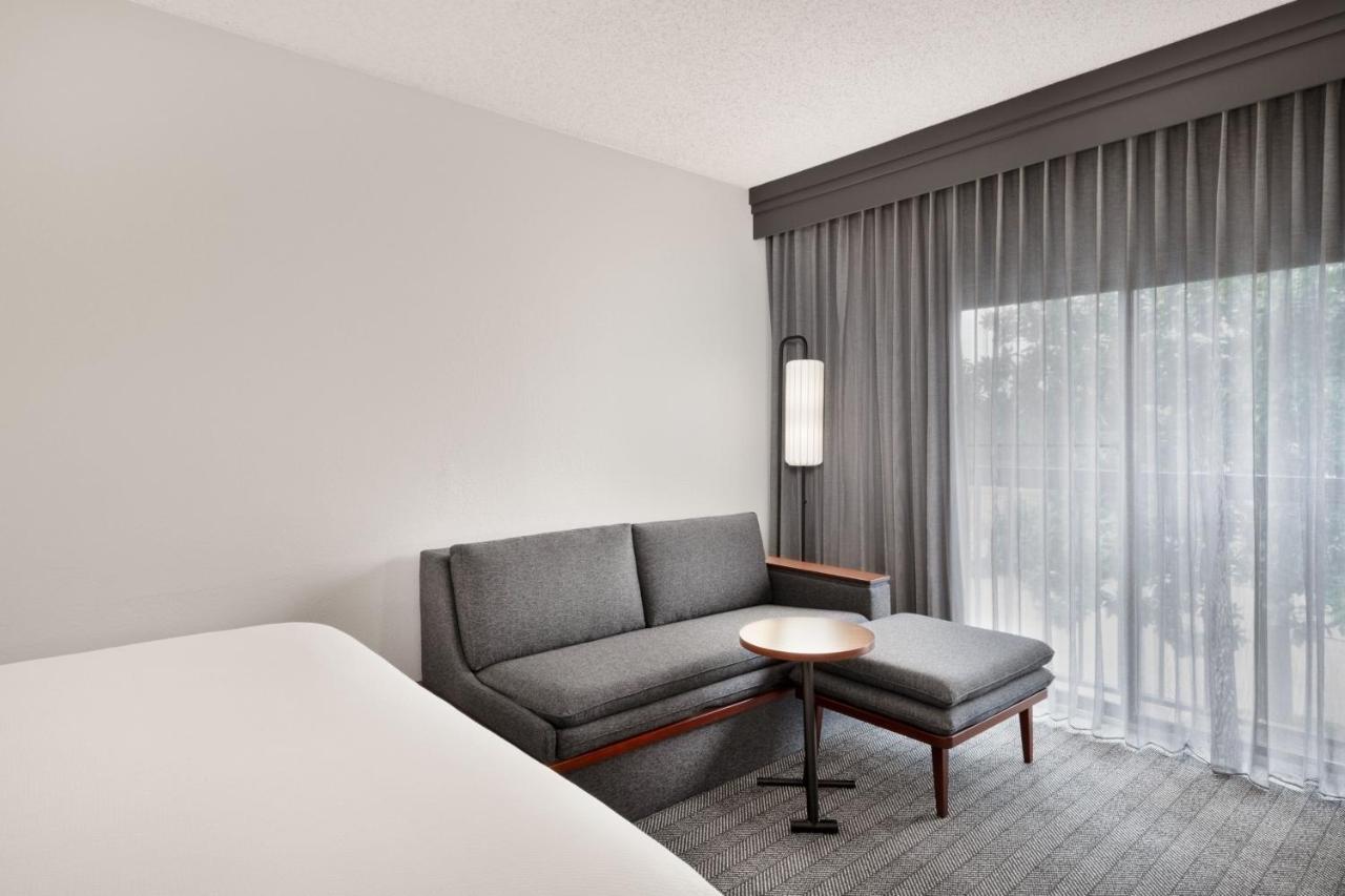 King Suite with Courtyard View at Courtyard by Marriott Memphis Airport