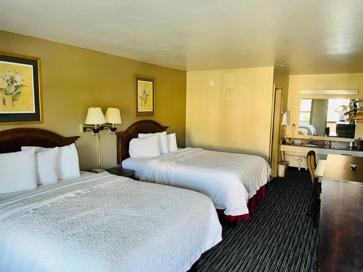 Double Room with Two Double Beds - Non Smoking at Alpine Valley Inn