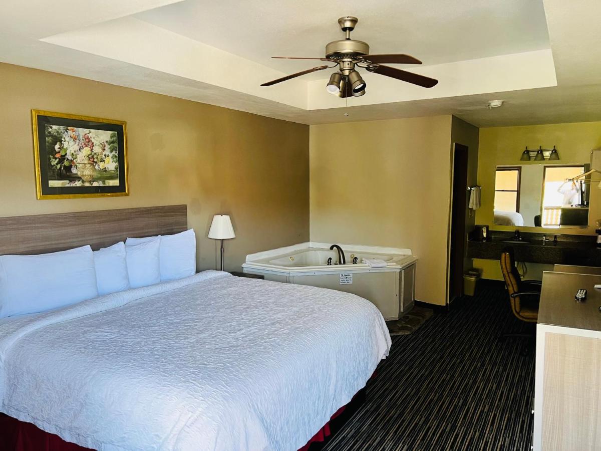 Deluxe Single Room at Alpine Valley Inn