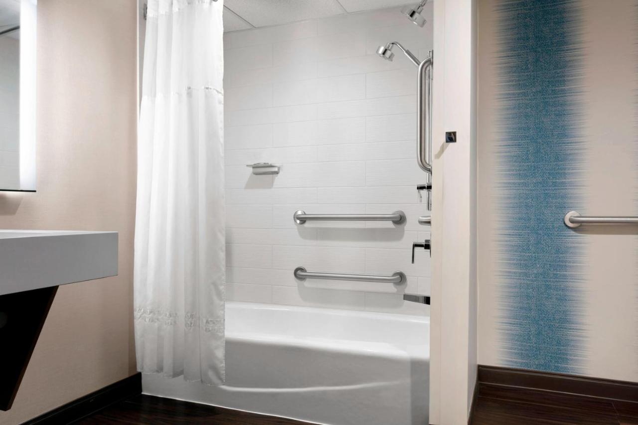 King Room with Adapted Tub - Mobility Accessible at Des Moines Marriott Downtown