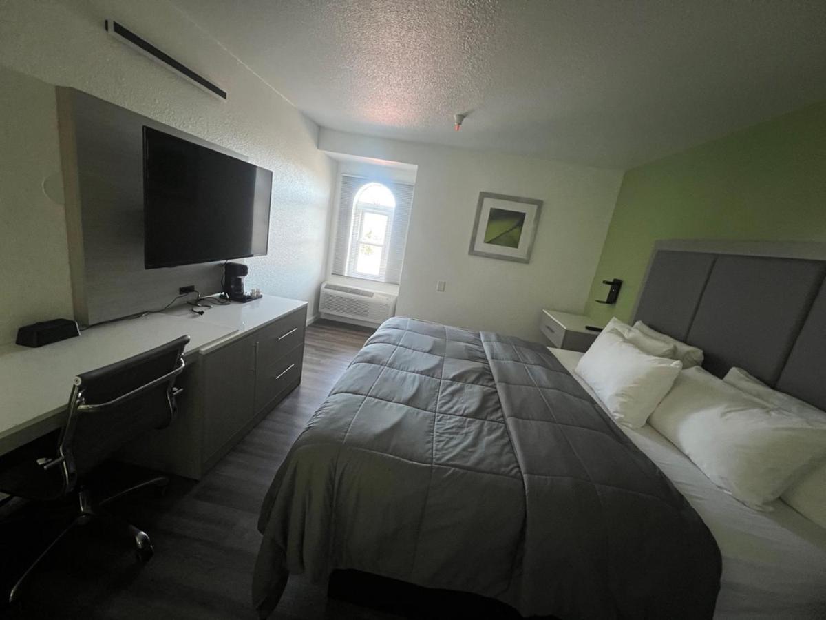 Deluxe Single Room at The Aqua Pacific Hotel